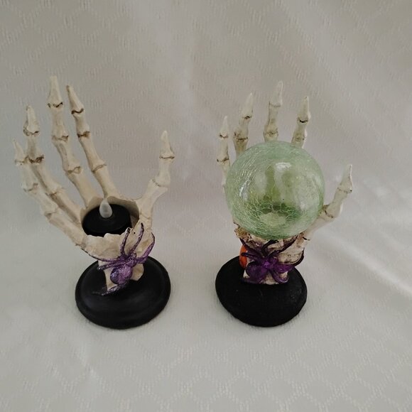 Pair of Hollow Resin Skeleton Hands - Picture 8 of 9